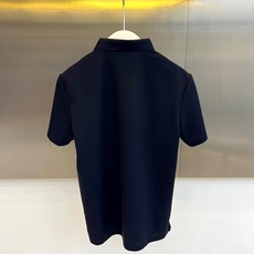 1v威登、2026春夏新品短袖Polo衫,以极简主义美学重塑经典轮廓。纯色如初雪般干净利落,搭配挺括小翻领设计,线条流畅 1v威登、2026春夏新品短袖Polo衫,以极简主义美学重塑经典轮廓。纯色如初雪般干净利落,搭配挺括小翻领设计,线条流畅