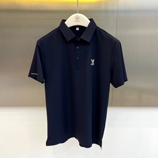 1v威登、2026春夏新品短袖Polo衫,以极简主义美学重塑经典轮廓。纯色如初雪般干净利落,搭配挺括小翻领设计,线条流畅 1v威登、2026春夏新品短袖Polo衫,以极简主义美学重塑经典轮廓。纯色如初雪般干净利落,搭配挺括小翻领设计,线条流畅