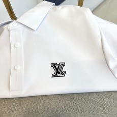 1v威登、2026春夏新品短袖Polo衫,以极简主义美学重塑经典轮廓。纯色如初雪般干净利落,搭配挺括小翻领设计,线条流畅 1v威登、2026春夏新品短袖Polo衫,以极简主义美学重塑经典轮廓。纯色如初雪般干净利落,搭配挺括小翻领设计,线条流畅