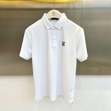 1v威登、2026春夏新品短袖Polo衫,以极简主义美学重塑经典轮廓。纯色如初雪般干净利落,搭配挺括小翻领设计,线条流畅 1v威登、2026春夏新品短袖Polo衫,以极简主义美学重塑经典轮廓。纯色如初雪般干净利落,搭配挺括小翻领设计,线条流畅