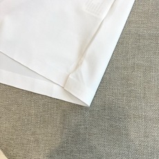 1v威登、2026春夏新品短袖Polo衫,以极简主义美学重塑经典轮廓。纯色如初雪般干净利落,搭配挺括小翻领设计,线条流畅 1v威登、2026春夏新品短袖Polo衫,以极简主义美学重塑经典轮廓。纯色如初雪般干净利落,搭配挺括小翻领设计,线条流畅
