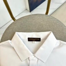 1v威登、2026春夏新品短袖Polo衫,以极简主义美学重塑经典轮廓。纯色如初雪般干净利落,搭配挺括小翻领设计,线条流畅 1v威登、2026春夏新品短袖Polo衫,以极简主义美学重塑经典轮廓。纯色如初雪般干净利落,搭配挺括小翻领设计,线条流畅