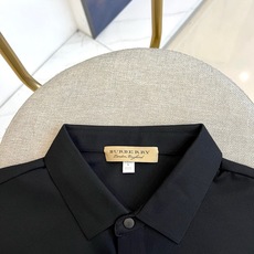 Bur巴宝莉、2026春夏新品短袖Polo衫,以极简主义为设计内核,融合现代都市精英气质与休闲运动感。纯色调沉稳内敛,低 Bur巴宝莉、2026春夏新品短袖Polo衫,以极简主义为设计内核,融合现代都市精英气质与休闲运动感。纯色调沉稳内敛,低