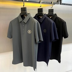 Bur巴宝莉、2026春夏新品短袖Polo衫,以极简主义为设计内核,融合现代都市精英气质与休闲运动感。纯色调沉稳内敛,低 Bur巴宝莉、2026春夏新品短袖Polo衫,以极简主义为设计内核,融合现代都市精英气质与休闲运动感。纯色调沉稳内敛,低
