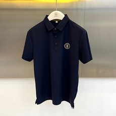 Bur巴宝莉、2026春夏新品短袖Polo衫,以极简主义为设计内核,融合现代都市精英气质与休闲运动感。纯色调沉稳内敛,低 Bur巴宝莉、2026春夏新品短袖Polo衫,以极简主义为设计内核,融合现代都市精英气质与休闲运动感。纯色调沉稳内敛,低