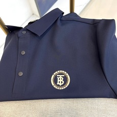 Bur巴宝莉、2026春夏新品短袖Polo衫,以极简主义为设计内核,融合现代都市精英气质与休闲运动感。纯色调沉稳内敛,低 Bur巴宝莉、2026春夏新品短袖Polo衫,以极简主义为设计内核,融合现代都市精英气质与休闲运动感。纯色调沉稳内敛,低