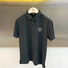 Bur巴宝莉、2026春夏新品短袖Polo衫,以极简主义为设计内核,融合现代都市精英气质与休闲运动感。纯色调沉稳内敛,低 Bur巴宝莉、2026春夏新品短袖Polo衫,以极简主义为设计内核,融合现代都市精英气质与休闲运动感。纯色调沉稳内敛,低