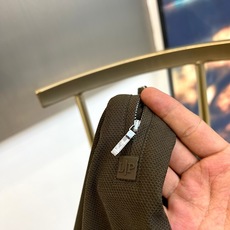 Loro Piana诺悠翩雅、2026春夏新品短袖Polo衫,以极简美学重塑经典,半拉链翻领设计打破传统纽扣桎梏,轻拉链 Loro Piana诺悠翩雅、2026春夏新品短袖Polo衫,以极简美学重塑经典,半拉链翻领设计打破传统纽扣桎梏,轻拉链