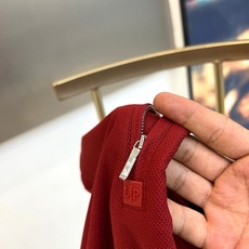 Loro Piana诺悠翩雅、2026春夏新品短袖Polo衫,以极简美学重塑经典,半拉链翻领设计打破传统纽扣桎梏,轻拉链 Loro Piana诺悠翩雅、2026春夏新品短袖Polo衫,以极简美学重塑经典,半拉链翻领设计打破传统纽扣桎梏,轻拉链