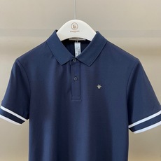 Dio迪奥、2026春夏新品男士短袖Polo衫,以利落简约的剪裁呈现经典运动美学。纯色纯净通透,搭配条纹镶边领口与双道袖 Dio迪奥、2026春夏新品男士短袖Polo衫,以利落简约的剪裁呈现经典运动美学。纯色纯净通透,搭配条纹镶边领口与双道袖
