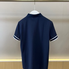 Dio迪奥、2026春夏新品男士短袖Polo衫,以利落简约的剪裁呈现经典运动美学。纯色纯净通透,搭配条纹镶边领口与双道袖 Dio迪奥、2026春夏新品男士短袖Polo衫,以利落简约的剪裁呈现经典运动美学。纯色纯净通透,搭配条纹镶边领口与双道袖