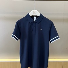 Dio迪奥、2026春夏新品男士短袖Polo衫,以利落简约的剪裁呈现经典运动美学。纯色纯净通透,搭配条纹镶边领口与双道袖 Dio迪奥、2026春夏新品男士短袖Polo衫,以利落简约的剪裁呈现经典运动美学。纯色纯净通透,搭配条纹镶边领口与双道袖