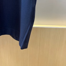 Dio迪奥、2026春夏新品男士短袖Polo衫,以利落简约的剪裁呈现经典运动美学。纯色纯净通透,搭配条纹镶边领口与双道袖 Dio迪奥、2026春夏新品男士短袖Polo衫,以利落简约的剪裁呈现经典运动美学。纯色纯净通透,搭配条纹镶边领口与双道袖