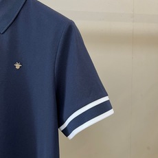 Dio迪奥、2026春夏新品男士短袖Polo衫,以利落简约的剪裁呈现经典运动美学。纯色纯净通透,搭配条纹镶边领口与双道袖 Dio迪奥、2026春夏新品男士短袖Polo衫,以利落简约的剪裁呈现经典运动美学。纯色纯净通透,搭配条纹镶边领口与双道袖