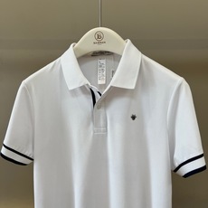 Dio迪奥、2026春夏新品男士短袖Polo衫,以利落简约的剪裁呈现经典运动美学。纯色纯净通透,搭配条纹镶边领口与双道袖 Dio迪奥、2026春夏新品男士短袖Polo衫,以利落简约的剪裁呈现经典运动美学。纯色纯净通透,搭配条纹镶边领口与双道袖