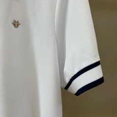 Dio迪奥、2026春夏新品男士短袖Polo衫,以利落简约的剪裁呈现经典运动美学。纯色纯净通透,搭配条纹镶边领口与双道袖 Dio迪奥、2026春夏新品男士短袖Polo衫,以利落简约的剪裁呈现经典运动美学。纯色纯净通透,搭配条纹镶边领口与双道袖