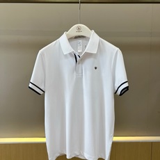 Dio迪奥、2026春夏新品男士短袖Polo衫,以利落简约的剪裁呈现经典运动美学。纯色纯净通透,搭配条纹镶边领口与双道袖 Dio迪奥、2026春夏新品男士短袖Polo衫,以利落简约的剪裁呈现经典运动美学。纯色纯净通透,搭配条纹镶边领口与双道袖