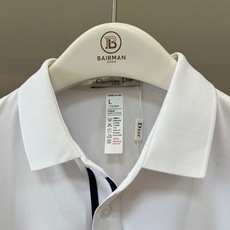 Dio迪奥、2026春夏新品男士短袖Polo衫,以利落简约的剪裁呈现经典运动美学。纯色纯净通透,搭配条纹镶边领口与双道袖 Dio迪奥、2026春夏新品男士短袖Polo衫,以利落简约的剪裁呈现经典运动美学。纯色纯净通透,搭配条纹镶边领口与双道袖