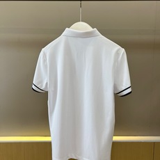 Dio迪奥、2026春夏新品男士短袖Polo衫,以利落简约的剪裁呈现经典运动美学。纯色纯净通透,搭配条纹镶边领口与双道袖 Dio迪奥、2026春夏新品男士短袖Polo衫,以利落简约的剪裁呈现经典运动美学。纯色纯净通透,搭配条纹镶边领口与双道袖