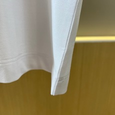 Dio迪奥、2026春夏新品男士短袖Polo衫,以利落简约的剪裁呈现经典运动美学。纯色纯净通透,搭配条纹镶边领口与双道袖 Dio迪奥、2026春夏新品男士短袖Polo衫,以利落简约的剪裁呈现经典运动美学。纯色纯净通透,搭配条纹镶边领口与双道袖