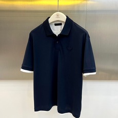 Prad普拉达、2026春夏新品翻领短袖Polo衫,以经典版型为基底融入当代都市美学。沉稳而不失活力,适配商务通勤与休闲 Prad普拉达、2026春夏新品翻领短袖Polo衫,以经典版型为基底融入当代都市美学。沉稳而不失活力,适配商务通勤与休闲