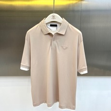Prad普拉达、2026春夏新品翻领短袖Polo衫,以经典版型为基底融入当代都市美学。沉稳而不失活力,适配商务通勤与休闲 Prad普拉达、2026春夏新品翻领短袖Polo衫,以经典版型为基底融入当代都市美学。沉稳而不失活力,适配商务通勤与休闲