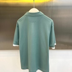 Prad普拉达、2026春夏新品翻领短袖Polo衫,以经典版型为基底融入当代都市美学。沉稳而不失活力,适配商务通勤与休闲 Prad普拉达、2026春夏新品翻领短袖Polo衫,以经典版型为基底融入当代都市美学。沉稳而不失活力,适配商务通勤与休闲