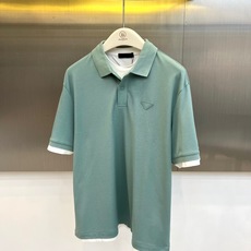 Prad普拉达、2026春夏新品翻领短袖Polo衫,以经典版型为基底融入当代都市美学。沉稳而不失活力,适配商务通勤与休闲 Prad普拉达、2026春夏新品翻领短袖Polo衫,以经典版型为基底融入当代都市美学。沉稳而不失活力,适配商务通勤与休闲