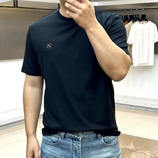 Zegna杰尼亚、2026春夏新品短袖T恤,以利落剪裁与极简美学重塑日常穿搭。纯棉面料透气亲肤,适配春夏季节的轻盈体感, Zegna杰尼亚、2026春夏新品短袖T恤,以利落剪裁与极简美学重塑日常穿搭。纯棉面料透气亲肤,适配春夏季节的轻盈体感,
