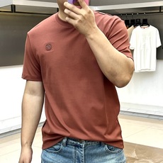 Zegna杰尼亚、2026春夏新品短袖T恤,以利落剪裁与极简美学重塑日常穿搭。纯棉面料透气亲肤,适配春夏季节的轻盈体感, Zegna杰尼亚、2026春夏新品短袖T恤,以利落剪裁与极简美学重塑日常穿搭。纯棉面料透气亲肤,适配春夏季节的轻盈体感,