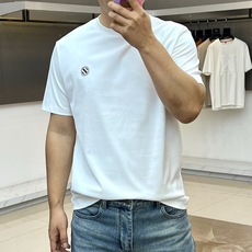 Zegna杰尼亚、2026春夏新品短袖T恤,以利落剪裁与极简美学重塑日常穿搭。纯棉面料透气亲肤,适配春夏季节的轻盈体感, Zegna杰尼亚、2026春夏新品短袖T恤,以利落剪裁与极简美学重塑日常穿搭。纯棉面料透气亲肤,适配春夏季节的轻盈体感,