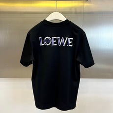 Lowe罗意威、2026春夏新品短袖T恤,以纯色为基底,甄选高品质棉料打造,触感柔软亲肤,透气轻盈,完美适配春夏季节的穿 Lowe罗意威、2026春夏新品短袖T恤,以纯色为基底,甄选高品质棉料打造,触感柔软亲肤,透气轻盈,完美适配春夏季节的穿