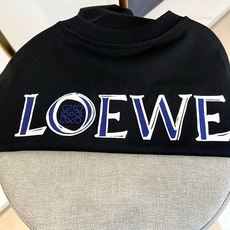 Lowe罗意威、2026春夏新品短袖T恤,以纯色为基底,甄选高品质棉料打造,触感柔软亲肤,透气轻盈,完美适配春夏季节的穿 Lowe罗意威、2026春夏新品短袖T恤,以纯色为基底,甄选高品质棉料打造,触感柔软亲肤,透气轻盈,完美适配春夏季节的穿