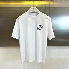 Lowe罗意威、2026春夏新品短袖T恤,以纯色为基底,甄选高品质棉料打造,触感柔软亲肤,透气轻盈,完美适配春夏季节的穿 Lowe罗意威、2026春夏新品短袖T恤,以纯色为基底,甄选高品质棉料打造,触感柔软亲肤,透气轻盈,完美适配春夏季节的穿