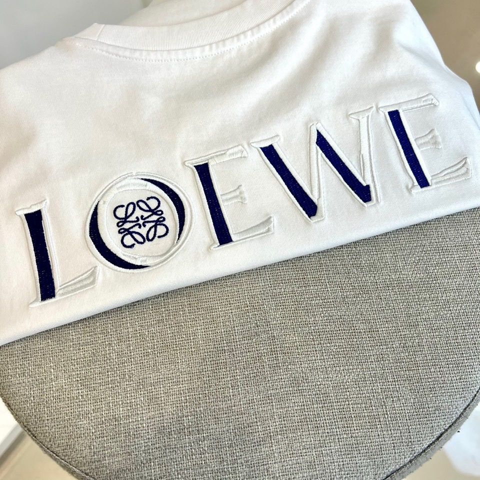 Lowe罗意威、2026春夏新品短袖T恤，以纯色为基底，甄选高品质棉料打造，触感柔软亲肤，透气轻盈，完美适配春夏季节的穿
