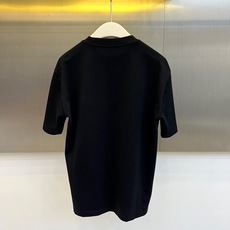 Dio迪奥、2026春夏新品短袖T恤,以极简设计诠释现代都市美学。经典纯棉面料,质地柔软透气,挺括版型上身清爽利落。胸前 Dio迪奥、2026春夏新品短袖T恤,以极简设计诠释现代都市美学。经典纯棉面料,质地柔软透气,挺括版型上身清爽利落。胸前