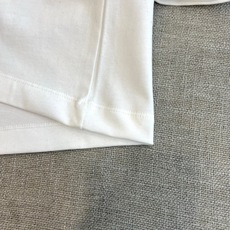 Dio迪奥、2026春夏新品短袖T恤,以极简设计诠释现代都市美学。经典纯棉面料,质地柔软透气,挺括版型上身清爽利落。胸前 Dio迪奥、2026春夏新品短袖T恤,以极简设计诠释现代都市美学。经典纯棉面料,质地柔软透气,挺括版型上身清爽利落。胸前