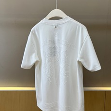 Chrome Herad克罗心、2026春夏新品短袖T恤,以纯色为基底,诠释极简主义美学。圆领设计贴合颈部线条,宽松剪裁 Chrome Herad克罗心、2026春夏新品短袖T恤,以纯色为基底,诠释极简主义美学。圆领设计贴合颈部线条,宽松剪裁