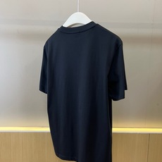 Fend芬迪、2026春夏新品短袖T恤,以纯色为底,采用经典圆领设计,宽松廓形剪裁带来随性舒适的穿着体验。胸前醒目位置呈 Fend芬迪、2026春夏新品短袖T恤,以纯色为底,采用经典圆领设计,宽松廓形剪裁带来随性舒适的穿着体验。胸前醒目位置呈