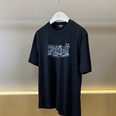 Fend芬迪、2026春夏新品短袖T恤,以纯色为底,采用经典圆领设计,宽松廓形剪裁带来随性舒适的穿着体验。胸前醒目位置呈 Fend芬迪、2026春夏新品短袖T恤,以纯色为底,采用经典圆领设计,宽松廓形剪裁带来随性舒适的穿着体验。胸前醒目位置呈