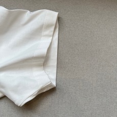 Fend芬迪、2026春夏新品短袖T恤,以纯色为底,采用经典圆领设计,宽松廓形剪裁带来随性舒适的穿着体验。胸前醒目位置呈 Fend芬迪、2026春夏新品短袖T恤,以纯色为底,采用经典圆领设计,宽松廓形剪裁带来随性舒适的穿着体验。胸前醒目位置呈