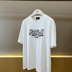 Fend芬迪、2026春夏新品短袖T恤,以纯色为底,采用经典圆领设计,宽松廓形剪裁带来随性舒适的穿着体验。胸前醒目位置呈 Fend芬迪、2026春夏新品短袖T恤,以纯色为底,采用经典圆领设计,宽松廓形剪裁带来随性舒适的穿着体验。胸前醒目位置呈