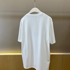Fend芬迪、2026春夏新品短袖T恤,以纯色为底,采用经典圆领设计,宽松廓形剪裁带来随性舒适的穿着体验。胸前醒目位置呈 Fend芬迪、2026春夏新品短袖T恤,以纯色为底,采用经典圆领设计,宽松廓形剪裁带来随性舒适的穿着体验。胸前醒目位置呈
