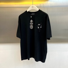 Chrome Herad克罗心、2026春夏新品短袖T恤,以极简廓形融合精致细节,重塑日常穿搭的高级感。宽松落肩剪裁搭配 Chrome Herad克罗心、2026春夏新品短袖T恤,以极简廓形融合精致细节,重塑日常穿搭的高级感。宽松落肩剪裁搭配