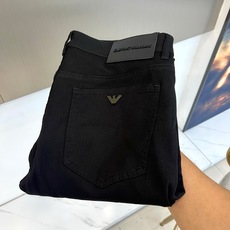 ARM阿玛尼、2026春夏新品牛仔裤,以利落修身剪裁重塑经典丹宁美学。后腰经典鹰标皮牌彰显品牌基因,后袋立体车线勾勒精致 ARM阿玛尼、2026春夏新品牛仔裤,以利落修身剪裁重塑经典丹宁美学。后腰经典鹰标皮牌彰显品牌基因,后袋立体车线勾勒精致