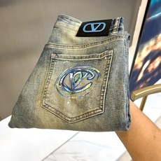 VT华伦天奴、2026春夏新品牛仔裤,以利落剪裁勾勒随性轮廓,做旧水洗牛仔面料自带复古腔调,泼墨式细节为裤身注入街头艺术 VT华伦天奴、2026春夏新品牛仔裤,以利落剪裁勾勒随性轮廓,做旧水洗牛仔面料自带复古腔调,泼墨式细节为裤身注入街头艺术