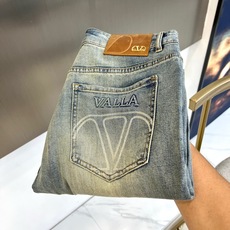 VT华伦天奴、2026春夏新品牛仔裤,以复古水洗工艺重塑经典丹宁美学,整体呈现做旧色调,裤身自然晕染出岁月痕迹,兼具随性 VT华伦天奴、2026春夏新品牛仔裤,以复古水洗工艺重塑经典丹宁美学,整体呈现做旧色调,裤身自然晕染出岁月痕迹,兼具随性