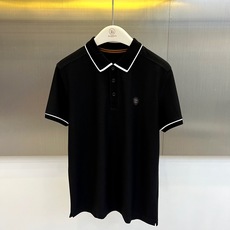 Zegna杰尼亚、2026春夏新品短袖Polo衫,以简约美学诠释当代绅士优雅。经典纯色基底搭配精致撞色设计,领口与袖口的 Zegna杰尼亚、2026春夏新品短袖Polo衫,以简约美学诠释当代绅士优雅。经典纯色基底搭配精致撞色设计,领口与袖口的