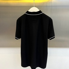 Zegna杰尼亚、2026春夏新品短袖Polo衫,以简约美学诠释当代绅士优雅。经典纯色基底搭配精致撞色设计,领口与袖口的 Zegna杰尼亚、2026春夏新品短袖Polo衫,以简约美学诠释当代绅士优雅。经典纯色基底搭配精致撞色设计,领口与袖口的
