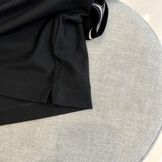 Zegna杰尼亚、2026春夏新品短袖Polo衫,以简约美学诠释当代绅士优雅。经典纯色基底搭配精致撞色设计,领口与袖口的 Zegna杰尼亚、2026春夏新品短袖Polo衫,以简约美学诠释当代绅士优雅。经典纯色基底搭配精致撞色设计,领口与袖口的
